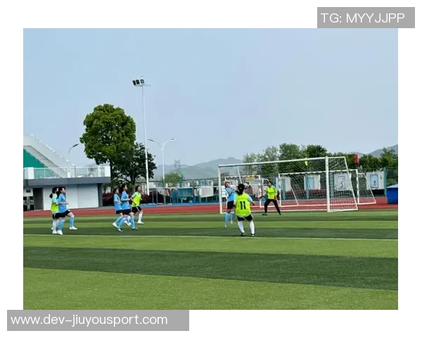 激情四溢的绿茵场上我们携手共进为梦想而战的足球队宣传语