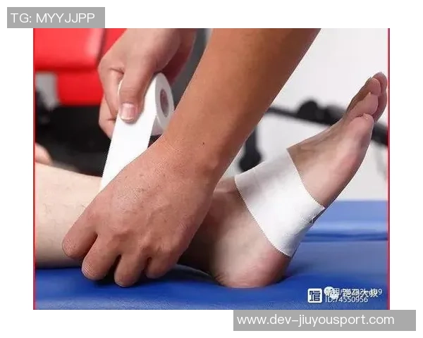 穿着足球鞋踢球时如何避免崴脚的风险与注意事项